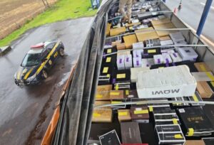 PRF prende motorista com 300 caixas de vinhos contrabandeados na BR-163