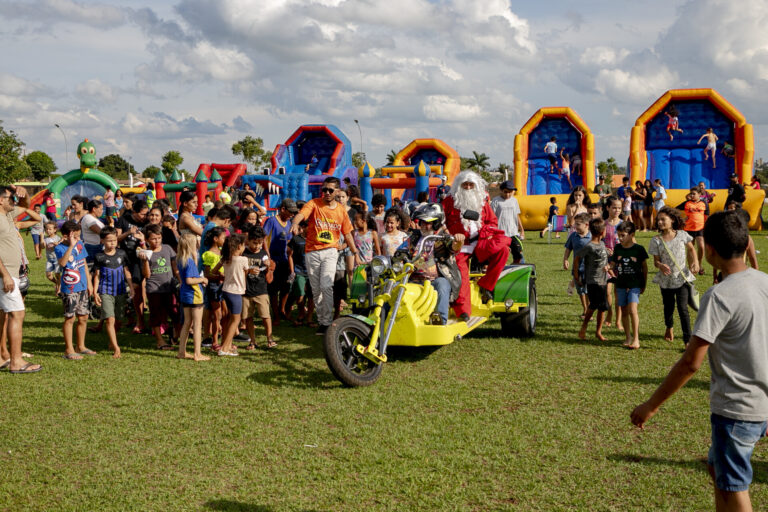 Chegada do Papai Noel reúne famílias no Estádio Municipal durante programação do Luzes do Cerrado