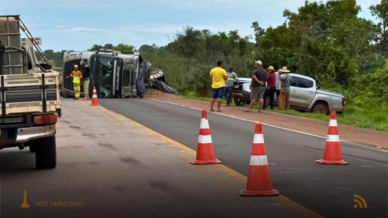 Carreta carregada com café tomba na BR-163, causa interdição prolongada e reacende críticas à falta de duplicação da rodovia