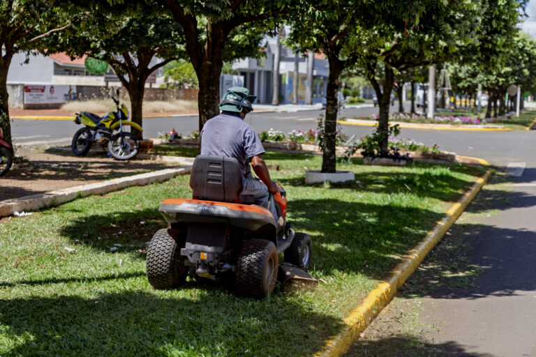 Prefeitura intensifica frentes de limpeza urbana e manutenção viária em São Gabriel do Oeste