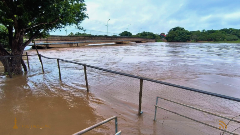 Após dias de chuva intensa, cheia do Rio Taquari deixa Coxim em estado de alerta