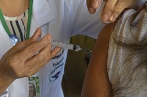 MS adota estratégia para ampliar vacinação contra doença que pode causar meningite